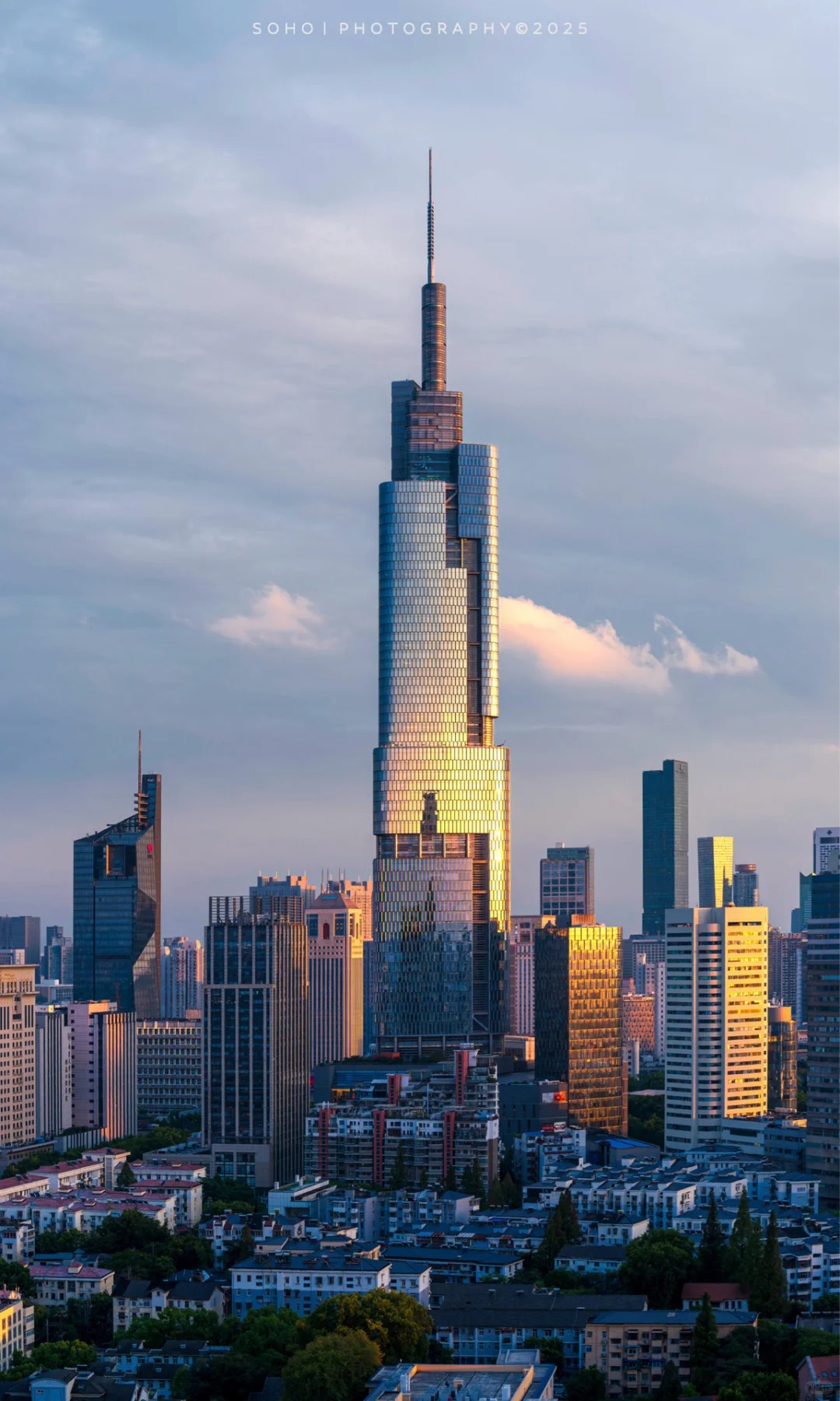 🔥紫峰反光｜夕阳与内透下的紫峰新街口_1_soho_来自小红书网页版.jpg