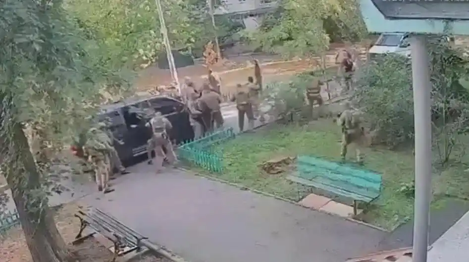 乌克兰两大情报机构为何当街交火1.webp