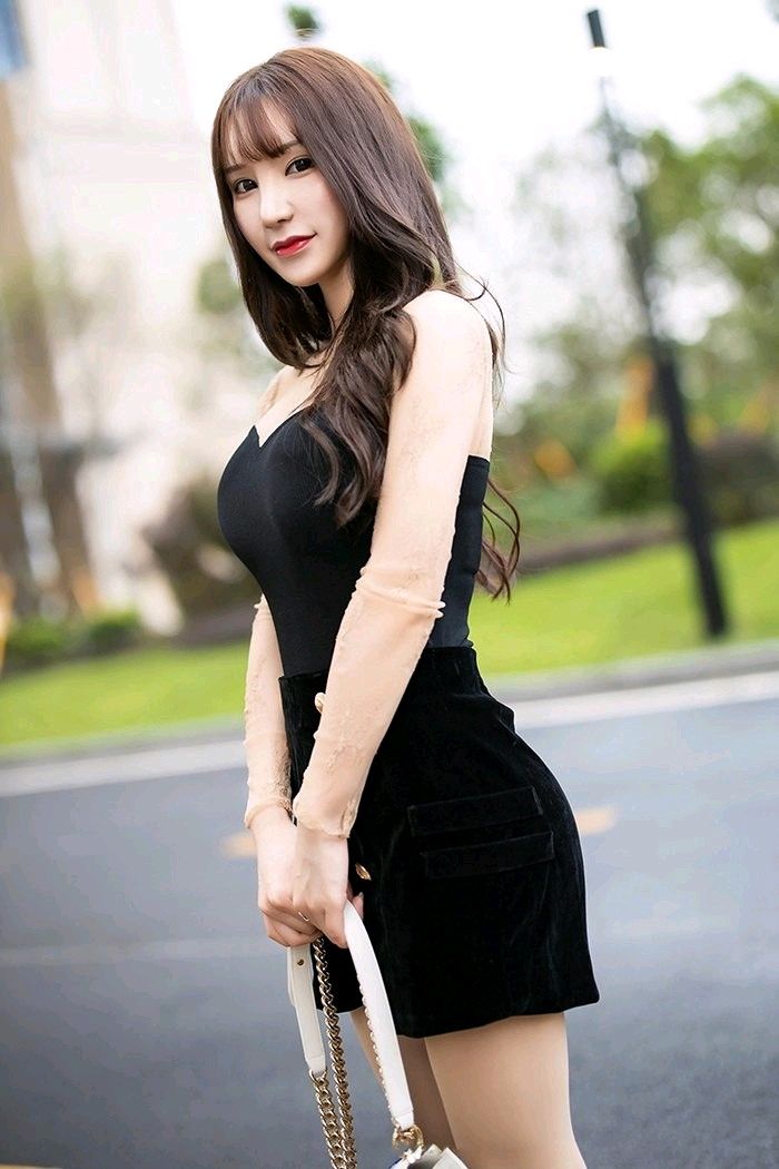 长腿女神周于希肉丝长靴车内露美臀7.jpeg