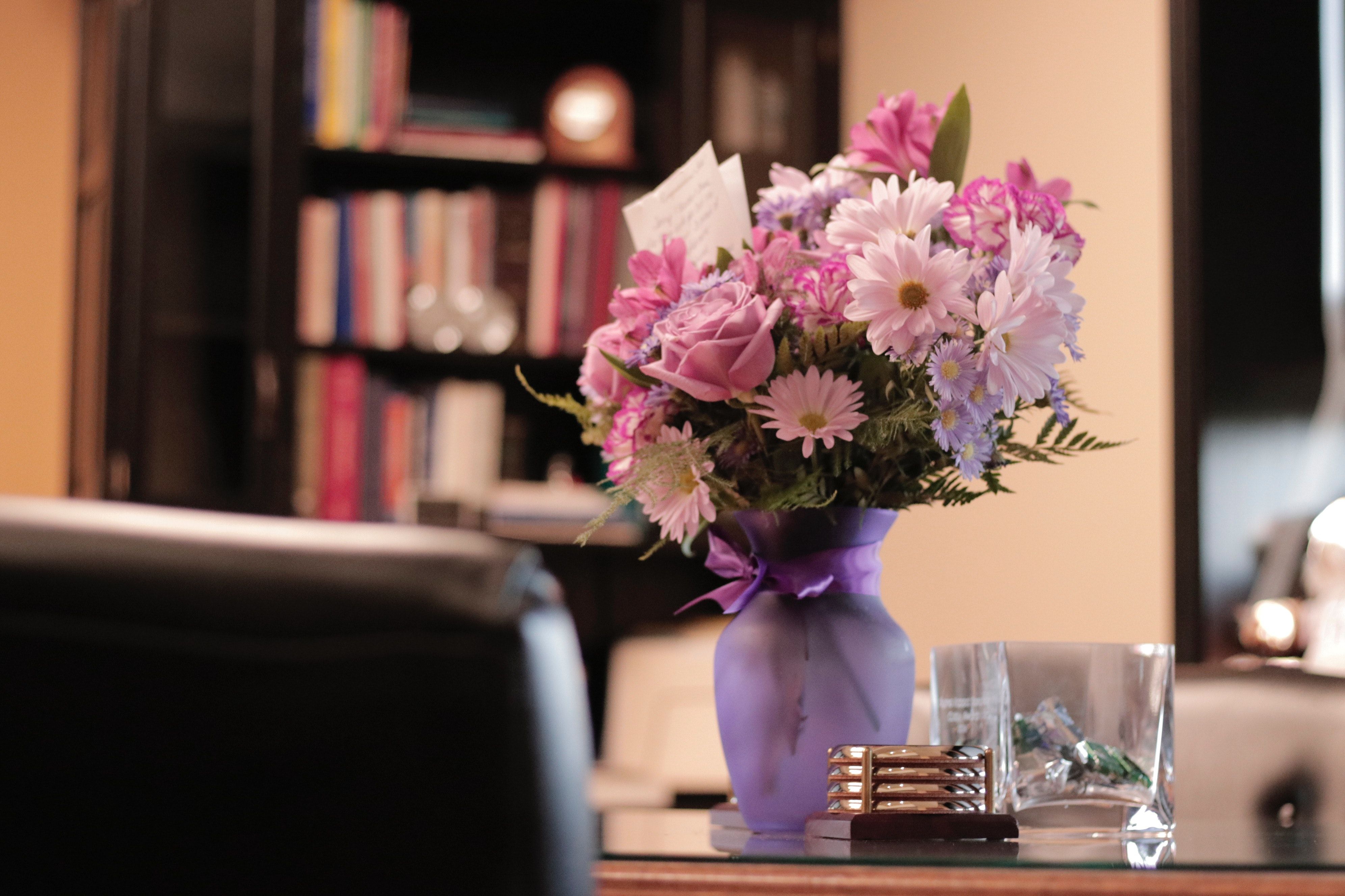 white-and-pink-flowers-in-vase-1659399.jpg
