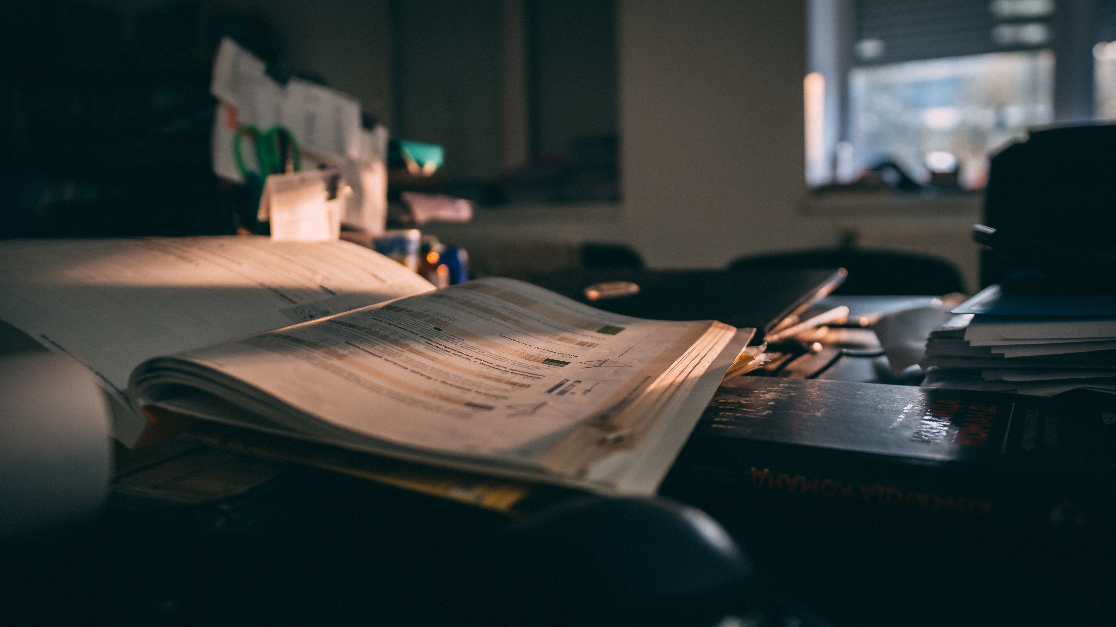 mouse-and-books-on-black-surface-2903060.jpg