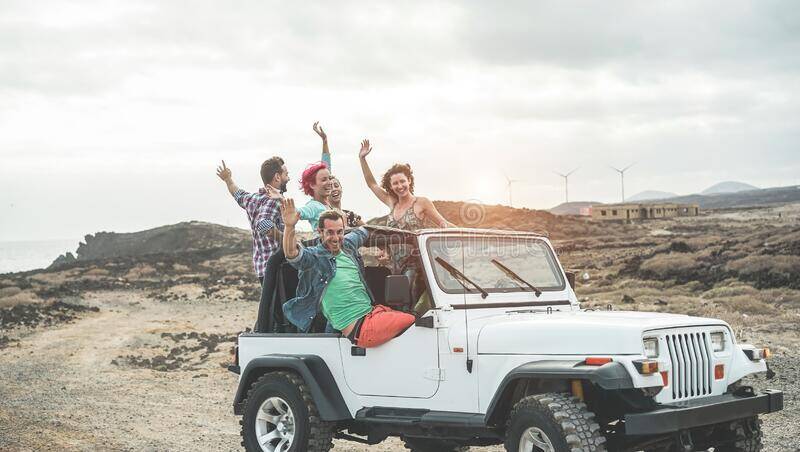 turistas-felices-amigos-haciendo-excursiones-en-el-desierto-coches-convertibles-jóvenes-que-se-divierten-viajando-juntos-176899482.jpg